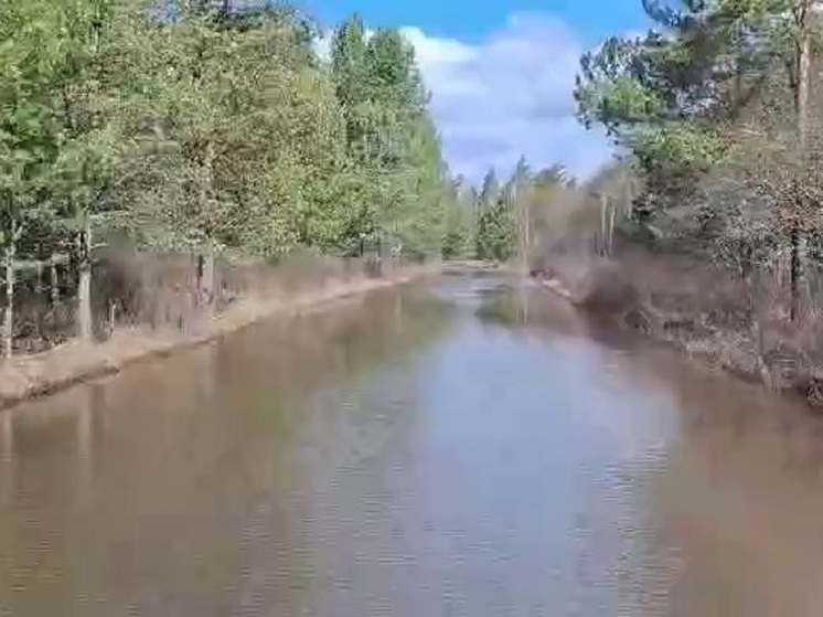 В Таштыпском районе маленькая речушка возомнила себя морем и затопила дорогу