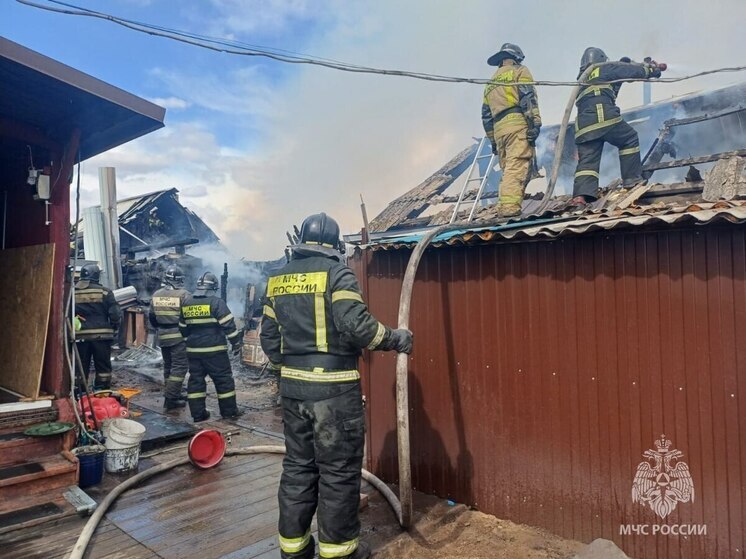 Под Абаканом огонь уничтожил двухэтажную администрацию