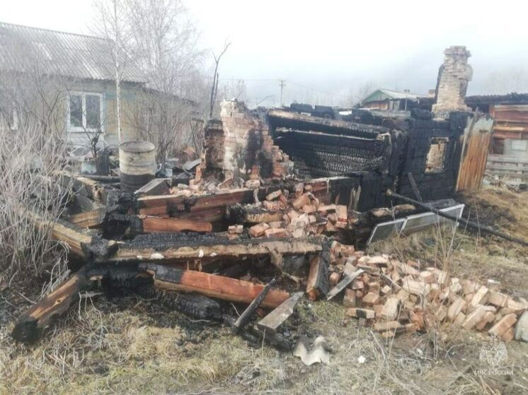 В Чунском районе огонь уничтожил баню. Дом спасли