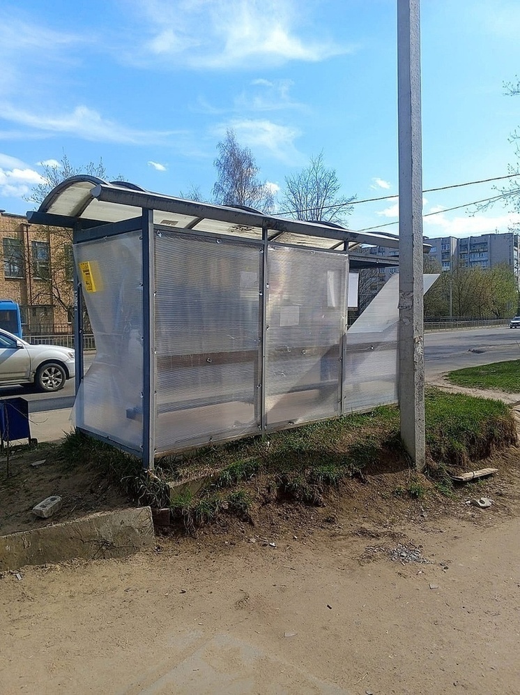 Коммунальщики устали ремонтировать новый поликарбонат на остановках в Тверской области