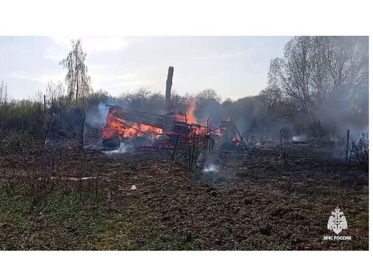 В Смоленске в Миловидово сгорела дача и две хозпостройки