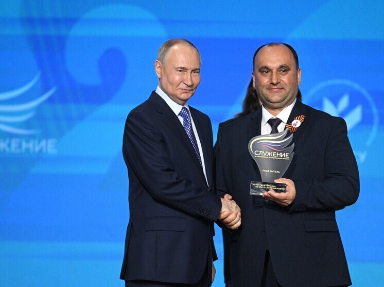 Путин в Наццентре «Россия» наградил победителя премии «Служение»