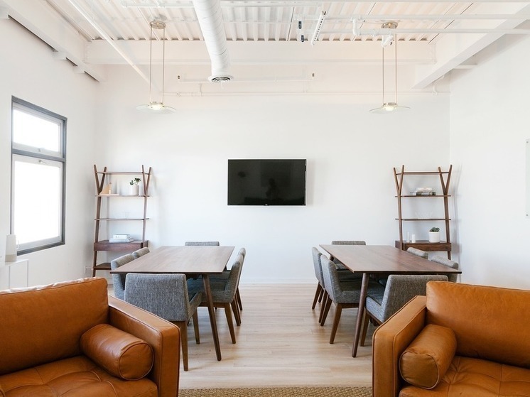 Найти скрытую камеру в помещении поможет фонарик в телефоне