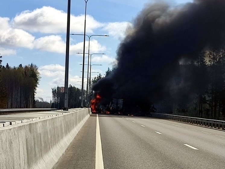 Под Тверью после серьезного ДТП на М-11 загорелись автомобили