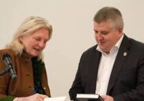 Новгородскую область посетила экс-министр иностранных дел Австрии Карин Кнайсль, сообщил в своем телеграм-канале временно исполняющий обязанности губернатора Александр Дронов