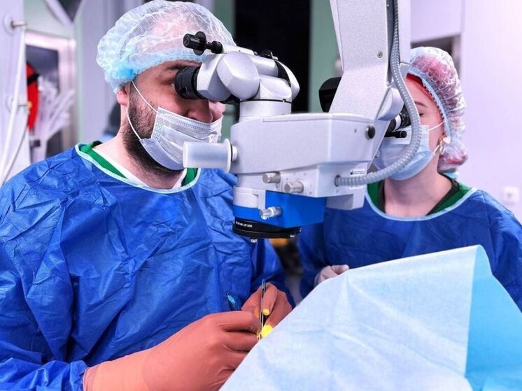 Подмосковные врачи вернули зрение мальчику после травмы глаза ручкой