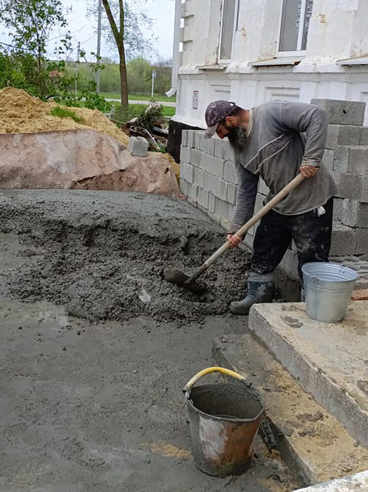 В одном из сёл Туркменского округа ремонтируют библиотеку