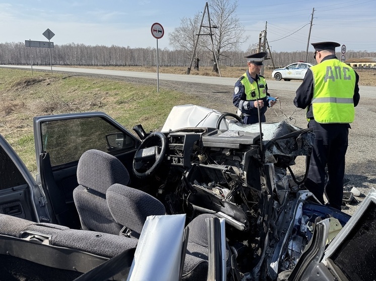 У автомобиля ВАЗ снесло крышу в ДТП возле Каменска-Уральского