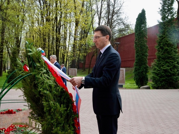 Полномочный представитель Президента в ЦФО возложил венок к вечному огню в Смоленске