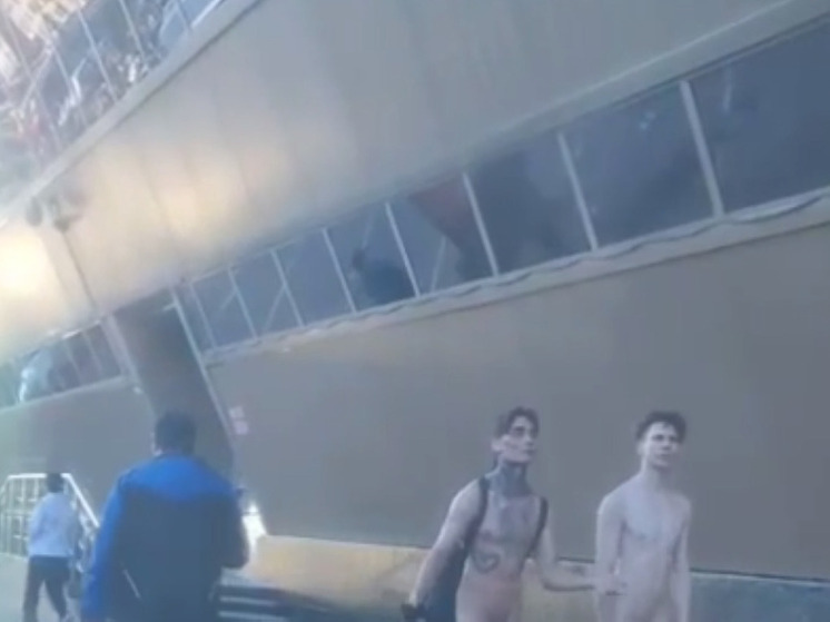 В Балашихе оштрафовали парней, которые голыми гуляли по улице