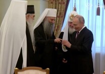 Пресс-служба Кремля показала кадры встречи президента России Владимира Путина с патриархом Московским и всея Руки Кириллом и патриархом Сербским Порфирием