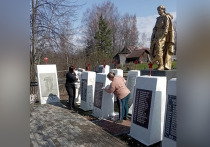 Сотрудники полиции принимают участие в уборке территорий братских захоронений, сообщила пресс-служба УМВД РФ по Новгородской области