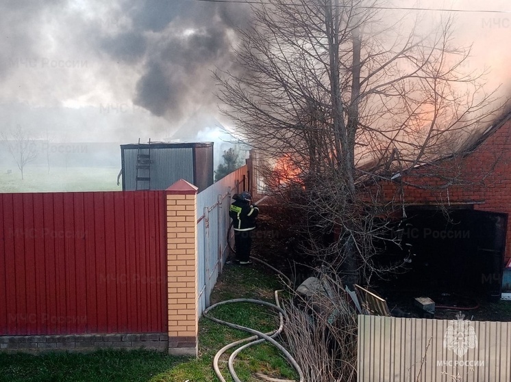 В Жуковском районе жилой дом горел вместе с гаражом