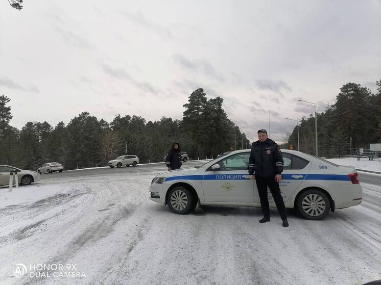 Тяжелый погрузчик помогает фурам на объездной трассе в Чите