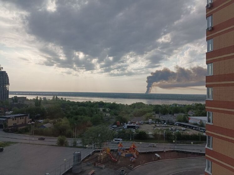 Волгоградцев напугал столб дыма на другом берегу Волги