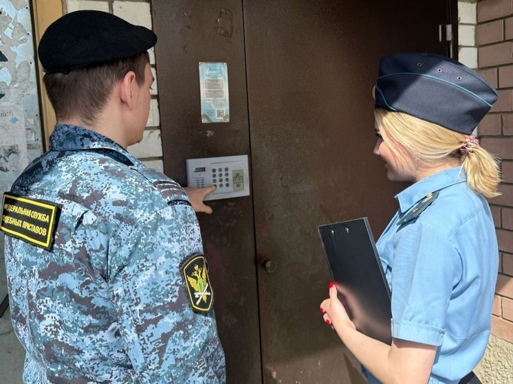 Алиментщика, скрывавшегося от приставов, задержали у подъезда — приехал на такси