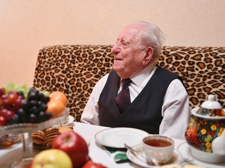 Василий Анохин и Игорь Щёголев навестили смоленского ветерана Виктора Якунина