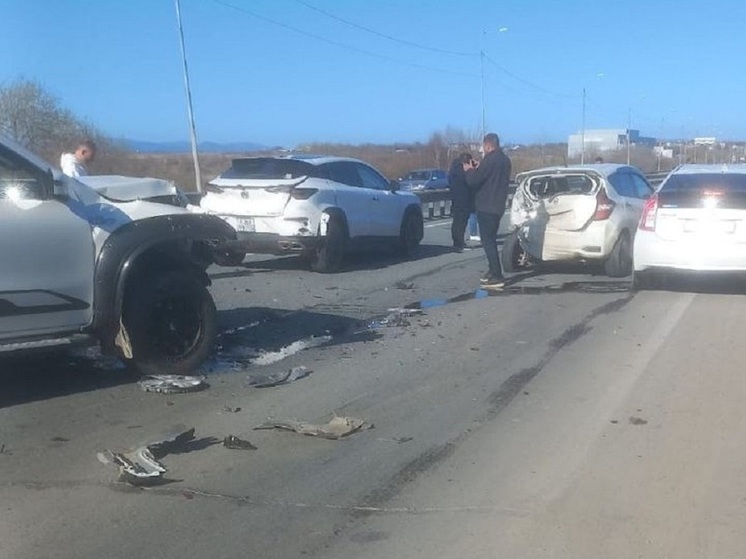Жесткое ДТП парализовало движение на трассе Владивосток - Артем