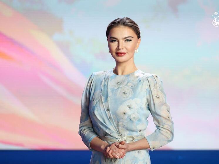 Летящее голубое платье с завышенной талией: в каком образе Алина Кабаева появилась на фестивале гимнастики в Сочи