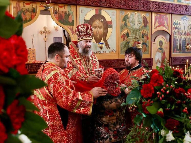 В Муравленко привезли Благодатный огонь из Иерусалима