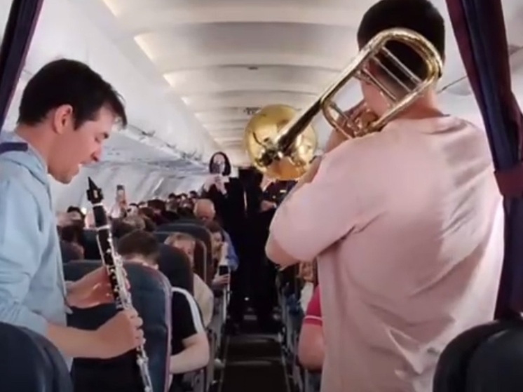 Оркестр Республики Башкортостан устроил концерт прямо на борту авиарейса «Сочи-Москва». Видео