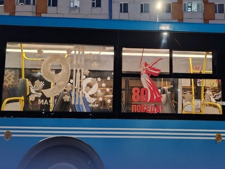 В Новом Уренгое дети украсили автобусы к 9 Мая