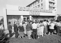 Банда грабителей совершила налет на отделение банка, расположенное в одном из районов Уральской (Западно-Казахстанской) области, используя парики, бороды и грим