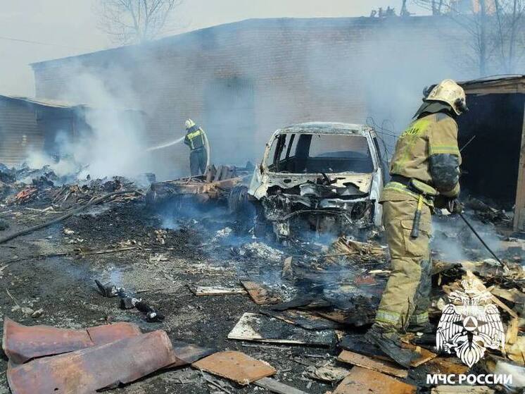 В Новокузнецке загорелся склад с макулатурой