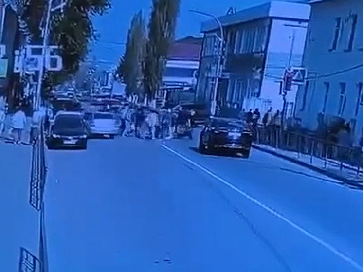Очевидцы сняли на видео последствия дорожно-транспортного происшествия с участием водителя Lada Priora, который въехал в толпу людей в городе Мичуринск Тамбовской области