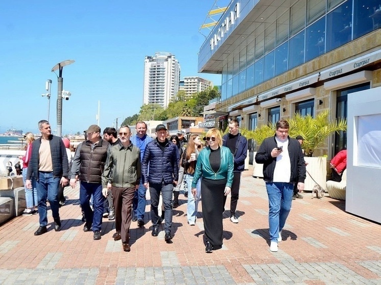 Виктор Тепляков проверил готовность пляжей Сочи к майским праздникам