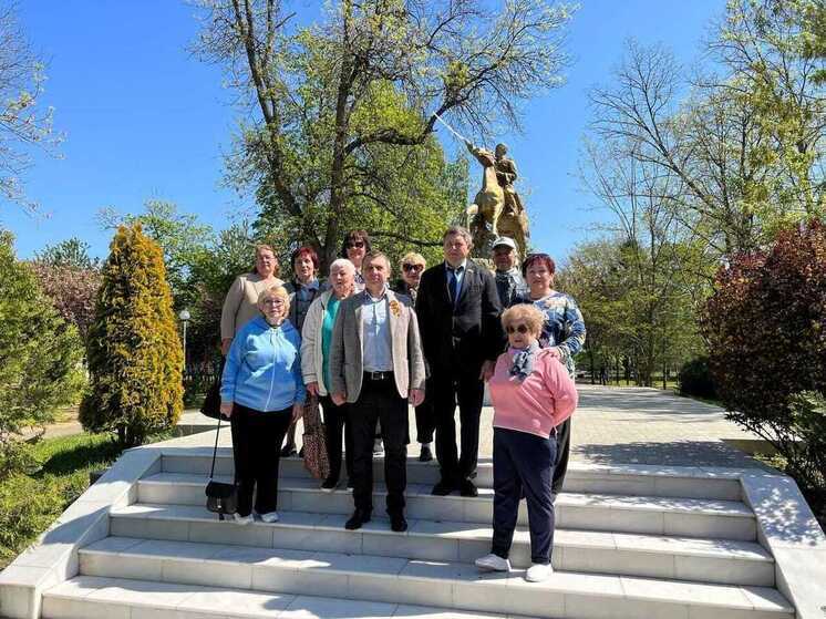 В сквере Казачьей Славы состоялась церемония подведения итогов окружной выставки работ «В граните, в бронзе, в памяти людской»