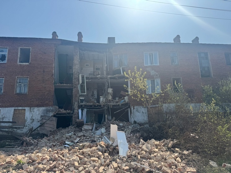 В Ростове Великом развалился аварийный дом