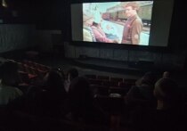 В городском Доме культуры Токмака состоялся кинопоказ легендарного фильма «Офицеры» для учеников СОШ №4, организованный в рамках празднования 80-летия Победы в Великой Отечественной войне