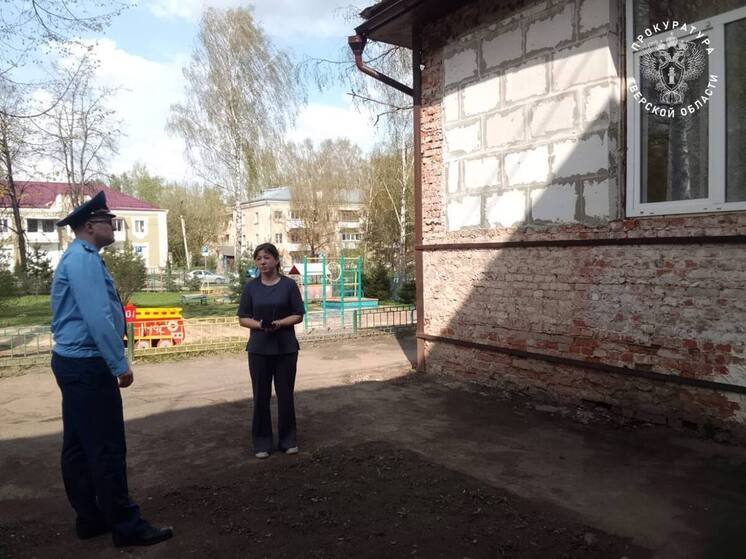 В Тверской области двухлетний ребенок выпал из окна детского сада