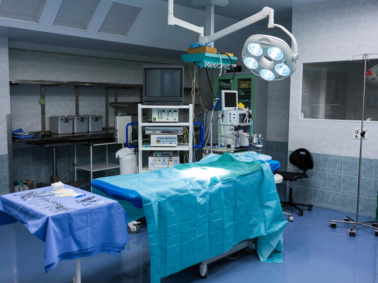 Валя Королёв из Сочи, пострадавший от нападения хаски в феврале, в первый раз вышел на улицу после происшествия