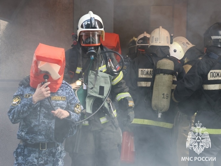 На здании ФСИН в Воронеже пожарные провели учения