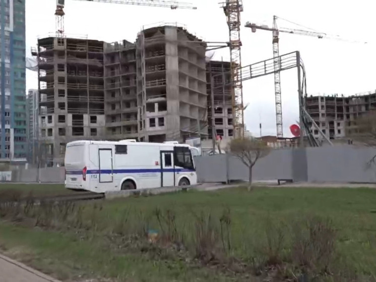 Полиция ранним утром проверила рабочих-мигрантов в Ломоносовском районе