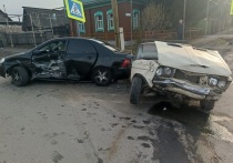 Вечером 23 апреля на перекрестке улиц Пушкина и Комсомольской в Талице произошла авария, в результате которой травмы получили три человека
