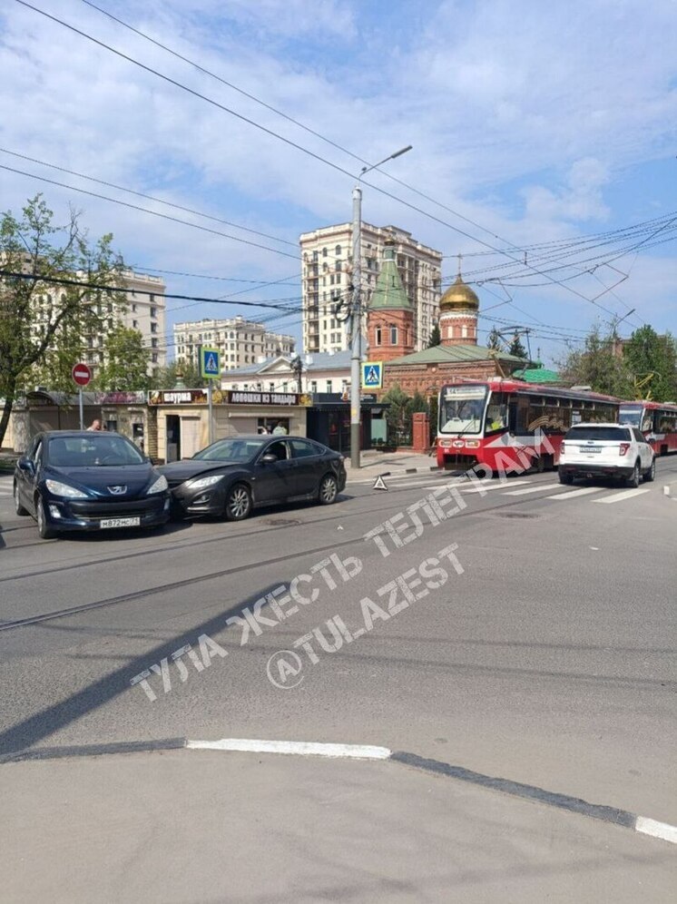 В центре Тулы ДТП двух иномарок привело к приостановке движения трамваев