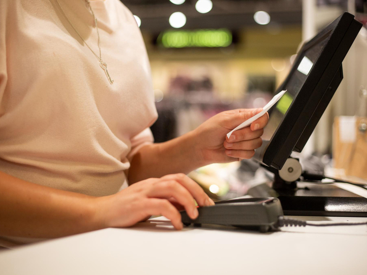 Всех, кто снимает деньги с банковских карт, ждет сюрприз: спишется сразу две суммы