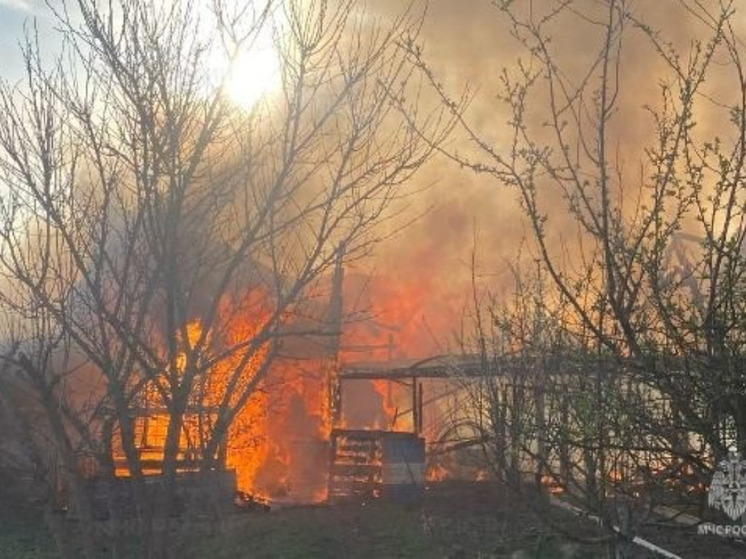 Четверо пожарных тушили хозпостройку под Малоярославцем