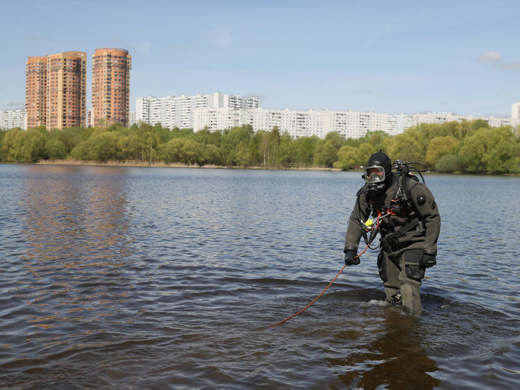 Перед началом купального сезона в Москве водолазы-спасатели проверяют зоны отдыха