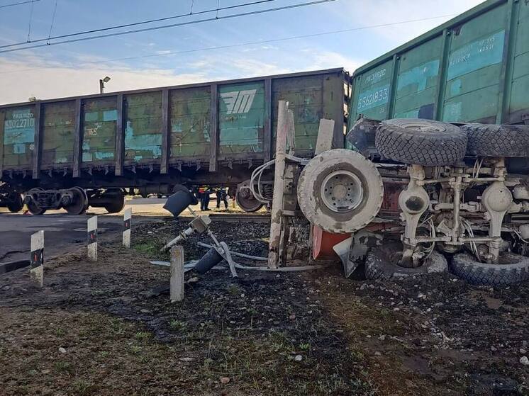 На переезде в Лужском районе грузовик не пропустил товарный поезд