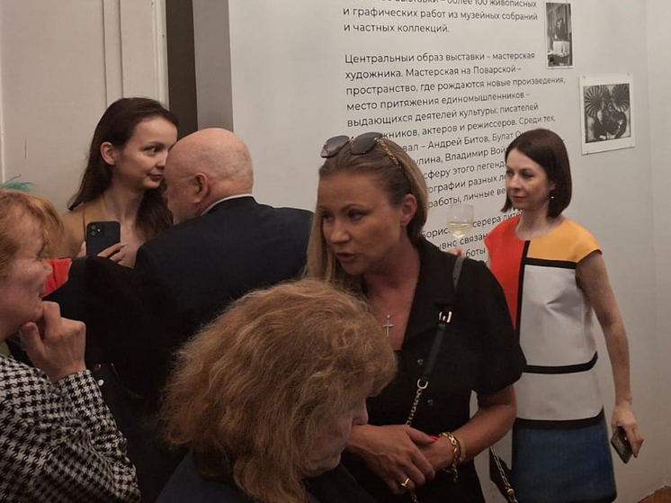Актриса Мария Миронова приехала на открытие выставки Бориса Мессерера в ГМИРЛИ имени В.И. Даля