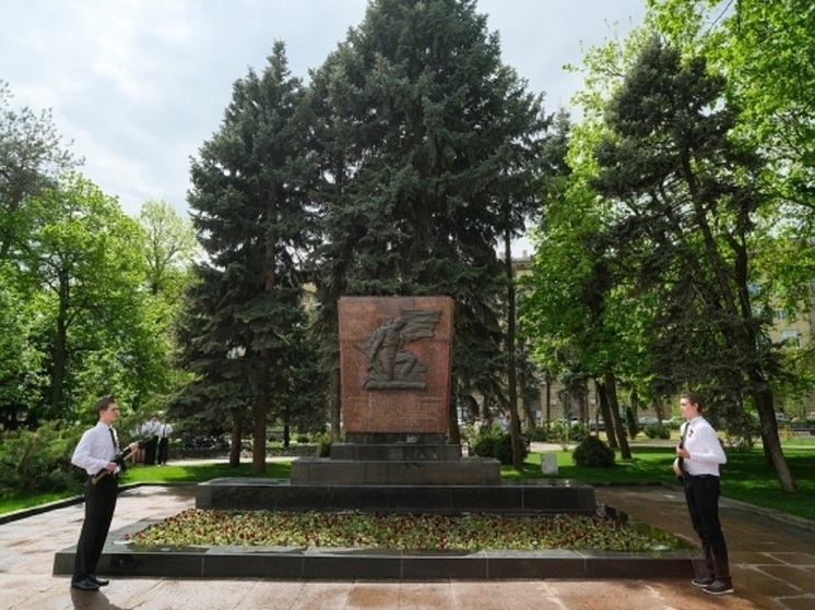 Школьники Волгограда в преддверии Дня Победы заступили на Вахту Памяти