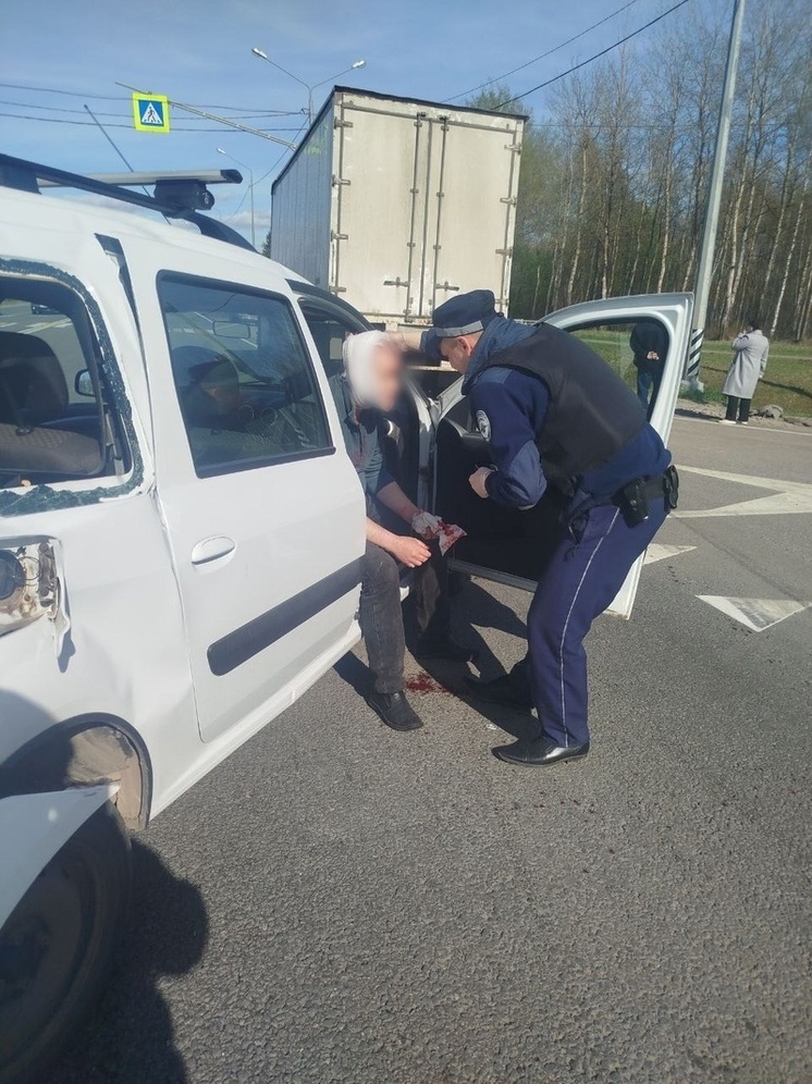 Участнику жесткой аварии оказали медпомощь костромские автоинспекторы