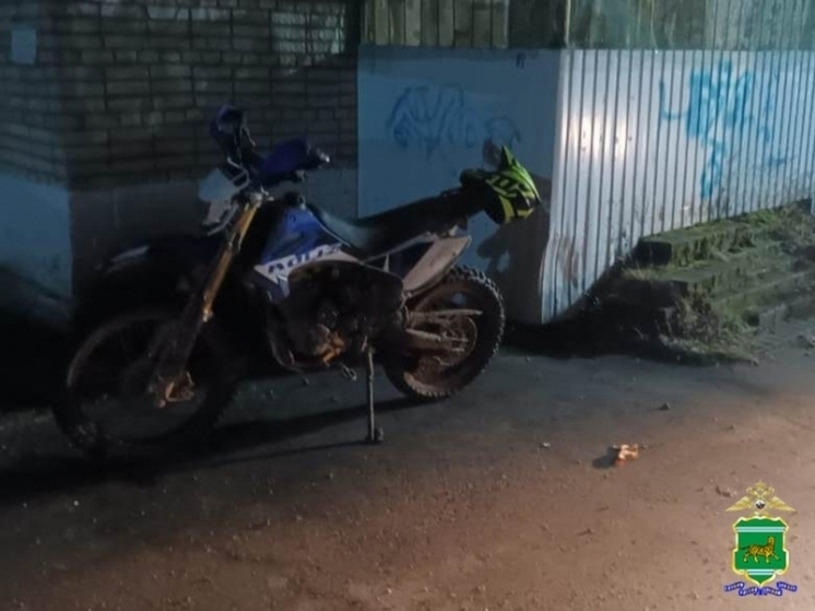 В ЕАО мотоциклист врезался в балкон многоквартирного дома