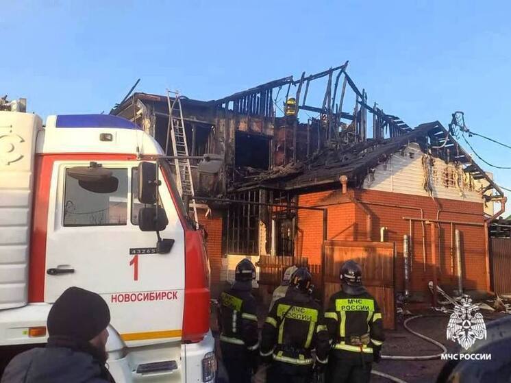 Частный дом загорелся в Новосибирске ночью