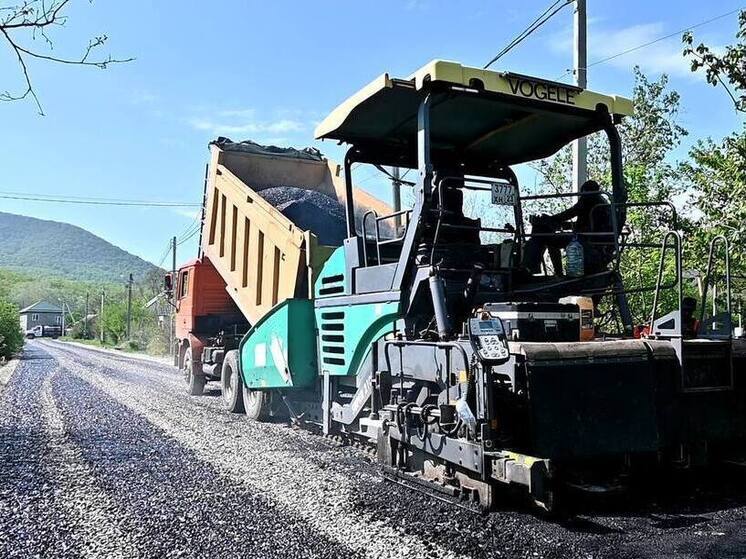 В селе под Геленджиком начали асфальтировать дорогу к братской могиле