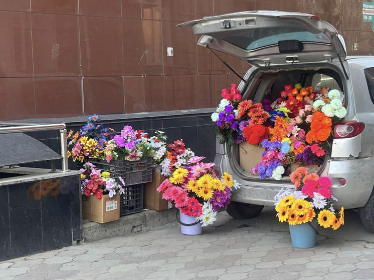 В Новосибирске к Радонице начали продавать искусственные цветы